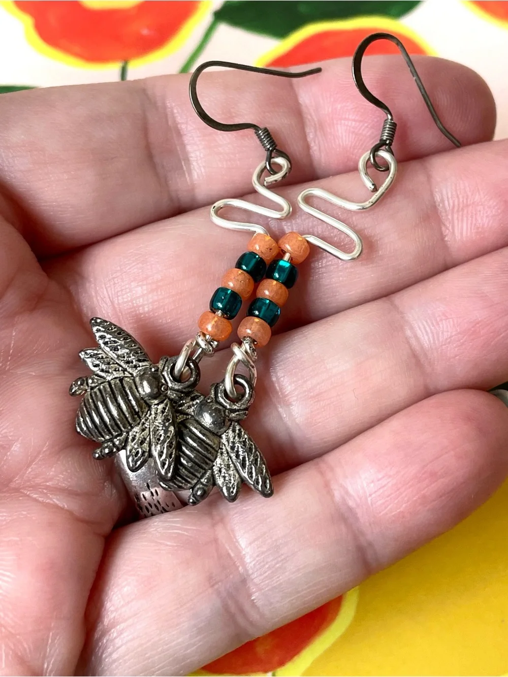 Cute silvertone & beaded dangly bee earrings wilderkind garden summer